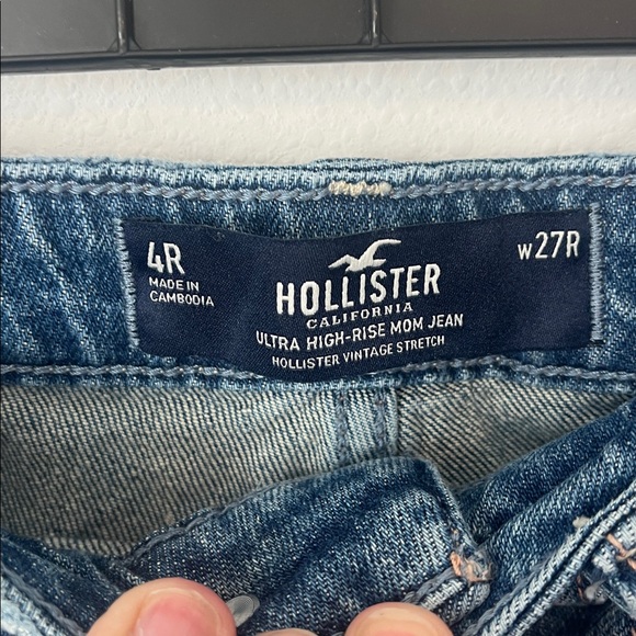 HOLLISTER Ultra High Rise Mom Jeans Dark Wash Distressed - Picture 4 of 5